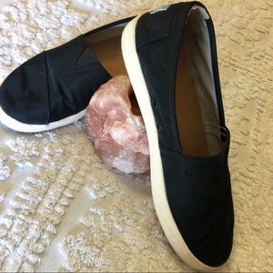 EXCELLENT CONDITION Toms Avalon Slip-On